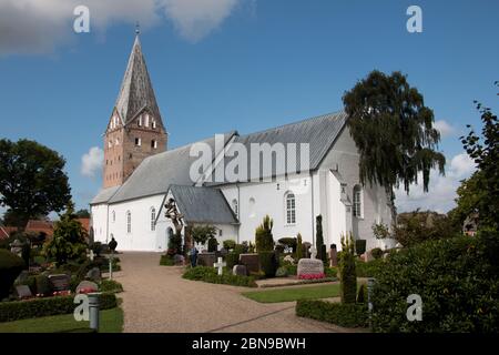 Tonder, Danemark - 20 août 2019 : église de Mogeltonder aux murs blancs et au grand clocher et cimetière autour de celle-ci dans une petite ville du Danemark. Cato Banque D'Images