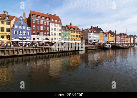 Copenhague, Danemark - 22 août 2019 : célèbre jetée de Nyhavn avec des bâtiments colorés avec des personnes qui profitent des terrasses à Copenhague, Danemark Banque D'Images