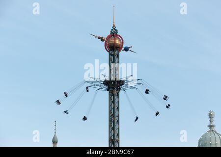 Copenhague, Danemark - 22 août 2019 : carrousel de parc d'attractions au sommet avec des gens qui apprécient l'attraction du parc Tivoli de Copenhague Banque D'Images