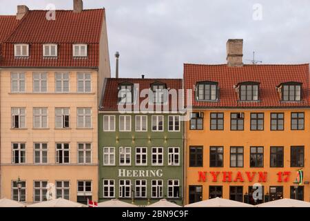 Copenhague, Danemark - 23 août 2019 : vue de face des bâtiments colorés de Nyhavn en été à Copenhague, Danemark Banque D'Images