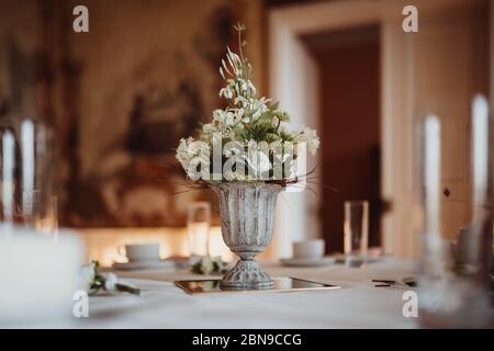 photo d'un vase de fleur sur une table avec bougies Banque D'Images