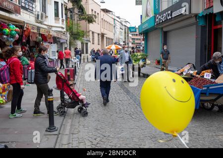 Les enfants font du shopping avec leurs familles au bazar d'Uskudar, situé sur la côte du Bosphore. Banque D'Images