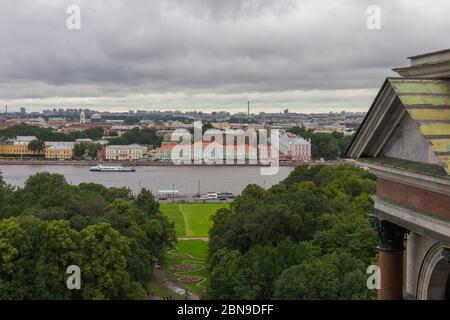 Vue depuis la Colonnade de la cathédrale Saint Isaac à Saint-Pétersbourg, en Russie, le bâtiment principal de l'université d'État et la rivière Neva à Saint-Pétersbourg Banque D'Images