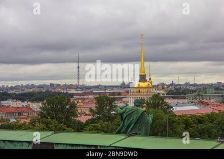 Vue depuis la Colonnade de la cathédrale Saint Isaac à Saint-Pétersbourg, Russie, la flèche de l'Amirauté et la flèche de la forteresse Pierre et Paul Banque D'Images