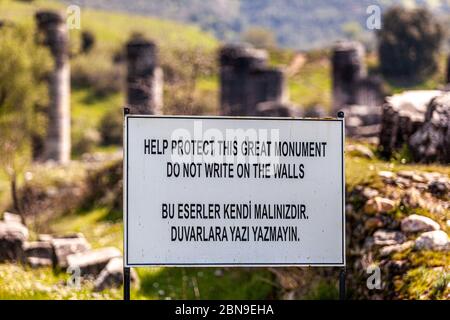 Ruines hellénistiques à Laodykeia près de Pamukkale, Turquie. Signe en anglais et turc: Aider à protéger ce grand monument. N'écrivez pas sur les murs Banque D'Images