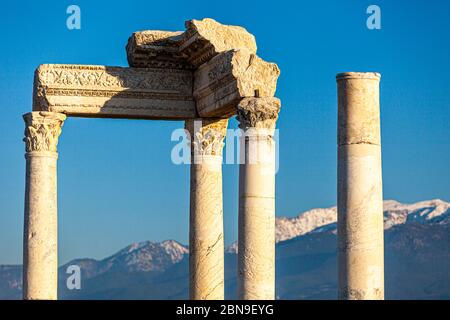 Ruines hellénistiques avec colonnes corinthiennes à Laodykeia près de Pamukkale, Turquie Banque D'Images