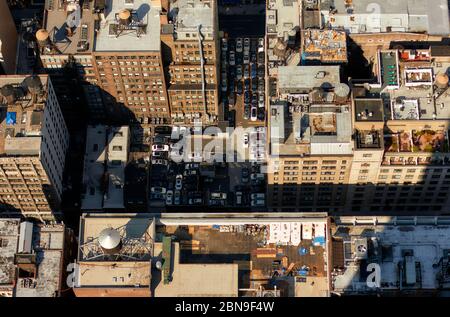 Vue de dessus sur les voitures dans le parking de New York. Vue depuis les gratte-ciels des rues de New York. Problème de stationnement Banque D'Images