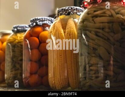 pots de conserves marinées de légumes salés marinés marinés marinés marinés Banque D'Images