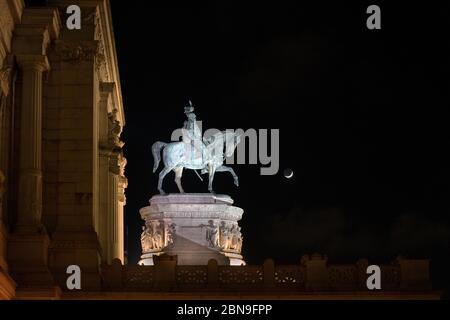 Rome, Italie : l'autel de la Patrie à Rome de nuit avec la sculpture équestre du roi Vittorio Emanuele Banque D'Images