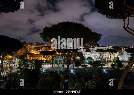 Rome, Italie: Forums impériaux avenue de nuit Banque D'Images