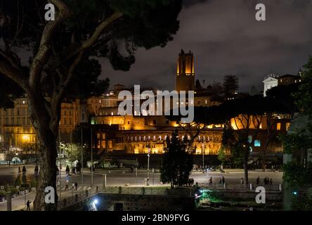 Rome, Italie : avenue des forums impériaux de nuit Banque D'Images