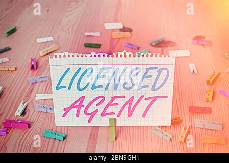 Affiche textuelle indiquant l'agent sous licence. Texte de la photo d'entreprise vendeur autorisé et accrédité de polices d'assurance Banque D'Images