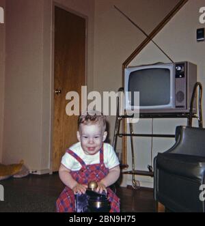 enfant des années 1960 jouant dans son salon ca. 1969 Banque D'Images