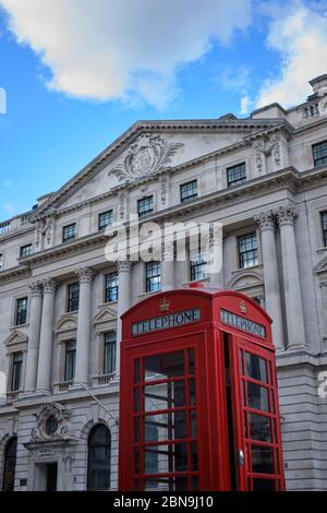 Londres, Royaume-Uni - 02 mai 2020 : boîte téléphonique de Londres devant le bâtiment blanc Banque D'Images