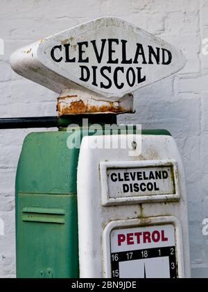 Pompe à essence vintage repérée dans une ferme de West Sussex, Angleterre. Banque D'Images