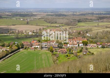 Village paysagé et Poyings au début du printemps, depuis un sentier haut sur les South Downs près de Devil's Dyke, West Sussex, Angleterre. Banque D'Images