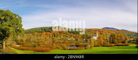 Vue panoramique sur les couleurs de l'automne et la célèbre église de la communauté de Stowe blanche à Stowe, Vermont, Nouvelle-Angleterre, États-Unis Banque D'Images