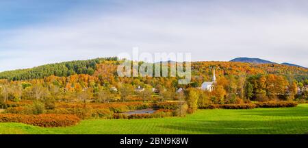 Vue panoramique sur les couleurs de l'automne et la célèbre église de la communauté de Stowe blanche à Stowe, Vermont, Nouvelle-Angleterre, États-Unis Banque D'Images