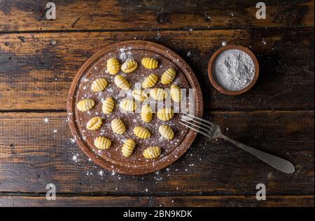 Fabrication de gnocchi, pâtes italiennes traditionnelles à base de pommes de terre et de farine. Banque D'Images