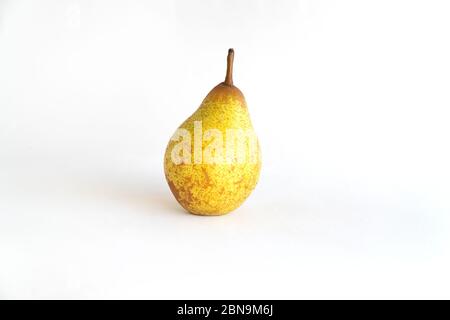 Belle poire mûre jaune sur fond blanc Banque D'Images