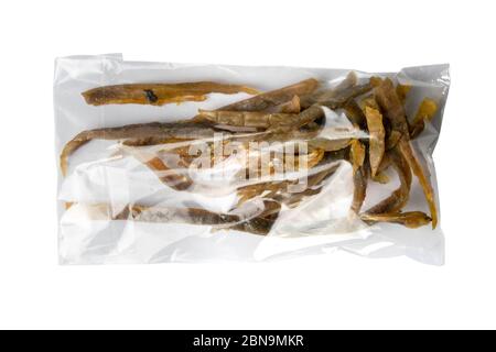 Bâtonnets de poisson à carpe séchés dans un emballage transparent apéritif à la bière isolée sur fond blanc. Snack Fish à la bière. Gros plan Banque D'Images