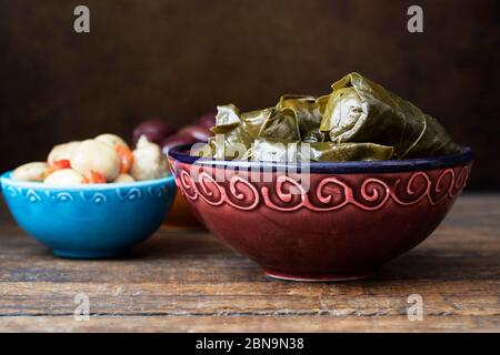 Dolmatas frais avec champignons marinés et tapas aux olives sur table en bois. Banque D'Images