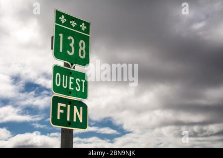 Un panneau routier de langue française au terminus de l'autoroute 138 dans le village d'Old fort, dans la région éloignée de la Basse-Côte-Nord, au Québec, Canada. Banque D'Images