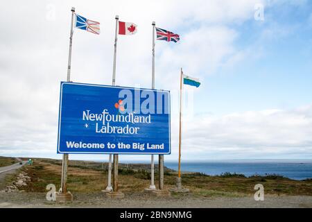 Panneau de bienvenue au poste frontalier de Terre-Neuve-et-Labrador avec le Québec et au détroit de Belle Isle sur la côte atlantique, près de blanc Sablon, Canada. Banque D'Images