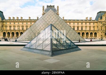 Louvre paris avec les pyramides de verre en automne Banque D'Images