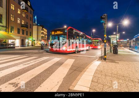 Gare routière de Slussen la nuit sur l'île Sodermalm à Stockholm Banque D'Images