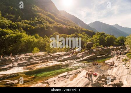 Vue aérienne de la rivière verzasca et de la vallée avec le soleil bain Banque D'Images