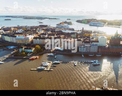 Vue aérienne du centre d'Helsinki en automne avec le mer baltique Banque D'Images