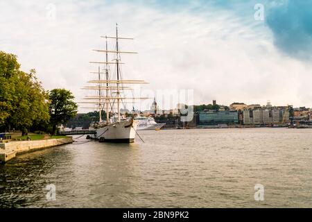 Vue sur Sodermalm depuis Djurgarden en été avec bateau Banque D'Images
