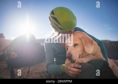 Une femme donnant à son chien un baiser aimant. Banque D'Images