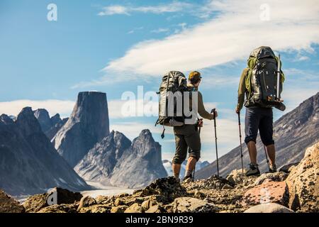 Deux Backpackers donnent sur la vue de la crête de montagne. Banque D'Images