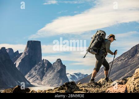 Backpacker en mouvement sur la crête de montagne robuste. Banque D'Images