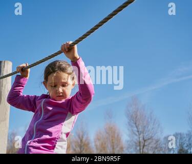 Fille sur cordes et tyroliennes looks Banque D'Images