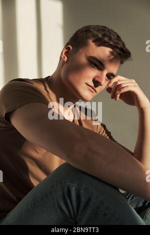 beau jeune homme en t-shirt et jean seul Banque D'Images