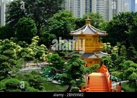 Hong Kong Chine - Pagode d'or et pont rouge dans le jardin de Nan Lian Banque D'Images