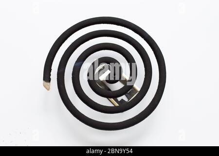 Spirale Anti-moustique Spirale Noire Sur Fond Blanc.