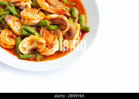 Fruits de mer sautés épicés et haricots longs avec pâte de curry rouge. Cuisine thaïlandaise Banque D'Images