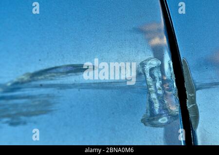 Peinture de débosselage de voiture endommagée. Thèmes d'assurance et de location de voitures Banque D'Images