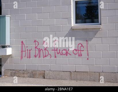 Graffiti mural protestant contre Airbnb dans l'est de montréal, Canada Banque D'Images