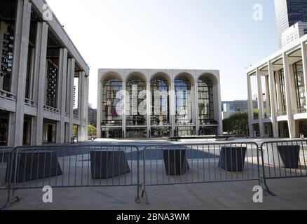 Le Lincoln Centre demeure fermé en raison de la pandémie COVID-19 à New York le mercredi 13 mai 2020. Plus de 22,000 personnes sont mortes après avoir été séropositives pour le coronavirus dans l'État de New York. Photo de John Angelillo/UPI Banque D'Images