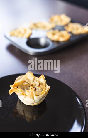 recettes alimentaires saines à base de plantes concept, coupes de pâte filo avec garniture végétalienne juste hors du four Banque D'Images