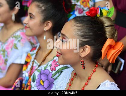 Les femmes mexicaines avec une tenue maya traditionnelle pendant la journée de la célébration des morts à Merida, Yucatan, Mexique. Banque D'Images