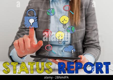 Main conceptuel écrit, indiquant un rapport de situation. Résumé de la mise à jour du Concept de sens des situations aussi d'une période de temps Banque D'Images