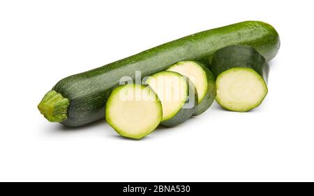 Zucchini isolé sur fond blanc Banque D'Images