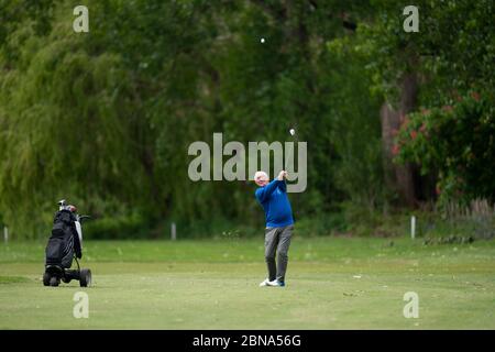 Manchester. 13 mai 2020. Un golfeur joue un coup au club de golf de Prestwich, les membres du public étant autorisés à reprendre certains sports dans des conditions sociales de distanciation à Manchester, Grande-Bretagne, le 13 mai 2020. Selon le gouvernement britannique, les gens peuvent faire de l'exercice à l'extérieur autant de fois par jour qu'ils le souhaitent mercredi au lieu d'une seule fois par jour. Crédit : Jon Super/Xinhua/Alay Live News Banque D'Images