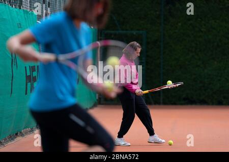 Manchester. 13 mai 2020. Les gens jouent au tennis au Northern Lawn tennis Club car les membres du public sont autorisés à reprendre certains sports dans des conditions sociales de distanciation à Manchester, en Grande-Bretagne, le 13 mai 2020. Selon le gouvernement britannique, les gens peuvent faire de l'exercice à l'extérieur autant de fois par jour qu'ils le souhaitent mercredi au lieu d'une seule fois par jour. Crédit : Jon Super/Xinhua/Alay Live News Banque D'Images